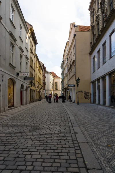 Las calles antiguas en el centro histórico de la Ciudad Vieja de Praga . — Foto de Stock