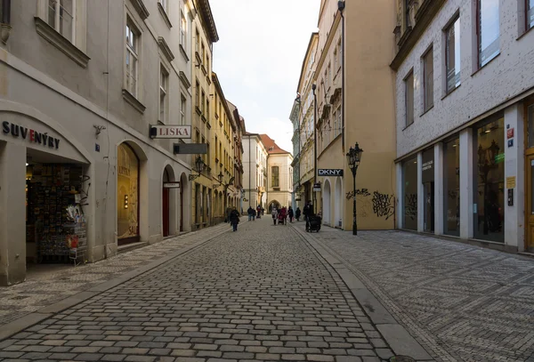 Po starych uliczkach w centrum zabytkowego Starego Miasta w Pradze. — Zdjęcie stockowe