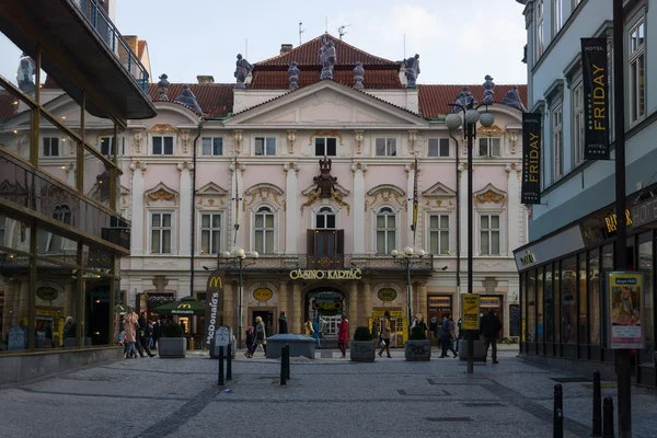 Las calles antiguas en el centro histórico de la Ciudad Vieja de Praga. En el fondo Casino Kartac — Foto de Stock