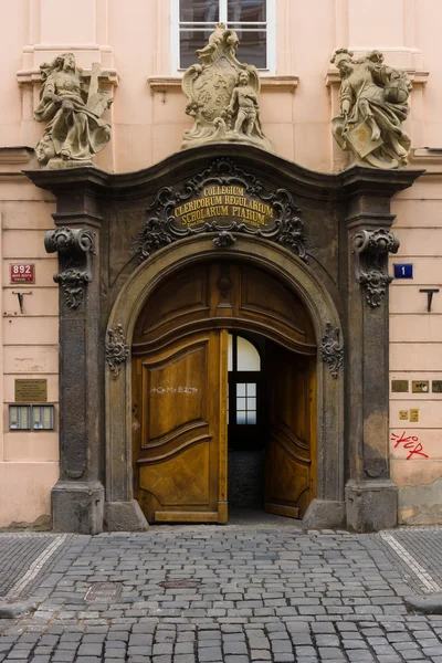 Porta d'ingresso vintage nel centro storico di Praga . — Foto Stock