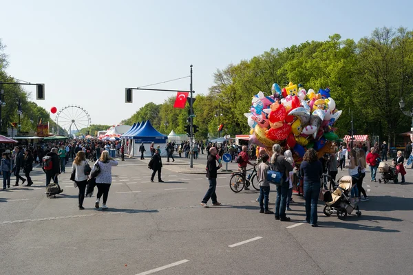 Di bawah slogan "Children are our future" diadakan Festival Anak-anak Internasional, 23 Nisan (hari libur nasional Turki). Dirayakan di Berlin sejak 1979 — Stok Foto