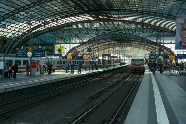 Głównego dworca kolejowego w Berlinie. peron kolejowy. dworca Berlin - największy i nowoczesny dworzec Europy — Zdjęcie stockowe