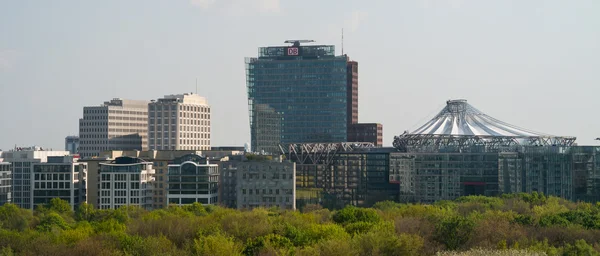 Ουρανοξύστες στην πλατεία potsdamer platz. προεπισκόπηση. Πότσνταμ είναι μια σημαντική δημόσια πλατεία και κυκλοφορίας διασταύρωση στο κέντρο του Βερολίνου. — Φωτογραφία Αρχείου