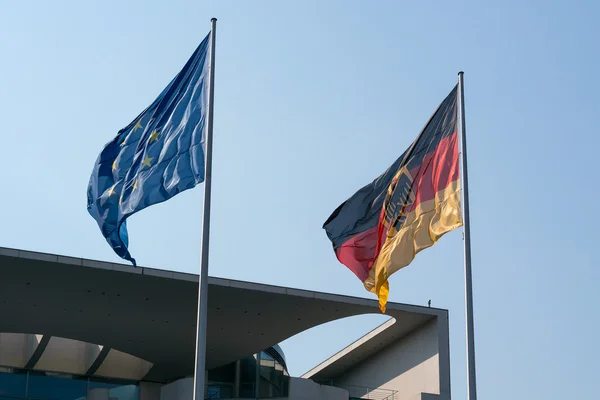 Vlag van Duitsland en de Europese Unie tegen de hemel — Stockfoto