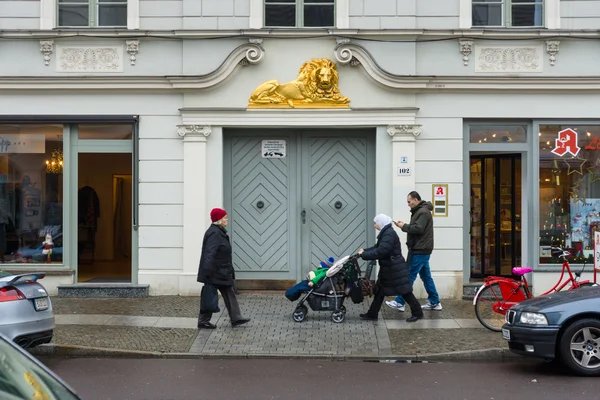 Las calles de la ciudad vieja de Potsdam. Potsdam - la ciudad más antigua de Alemania, es la capital del estado federal alemán de Brandeburgo — Foto de Stock