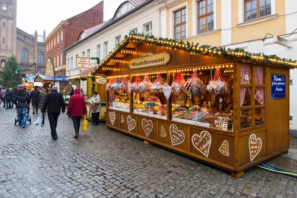 Mercado de Navidad en el casco antiguo de Potsdam. Venta de dulces tradicionales y pan de jengibre . — Foto de Stock