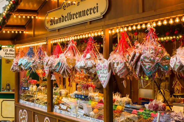 Weihnachtsmarkt in der Potsdamer Altstadt. Verkauf traditioneller Süßigkeiten und Lebkuchen. — Stockfoto