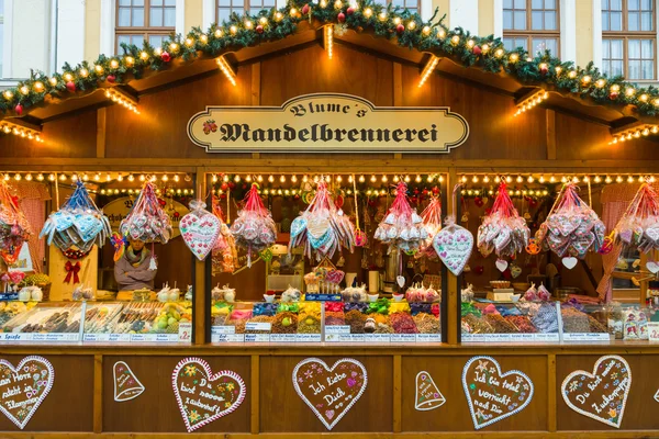 Mercatino di Natale nel centro storico di Potsdam. Vendita dolci tradizionali e pan di zenzero . — Foto Stock