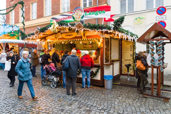 Mercatino di Natale tradizionale nel centro storico di Potsdam . — Foto Stock