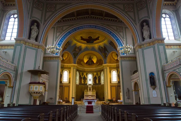 Iç roman catholic church st. Peter ve st. paul. 1950 yılında yenilenmiş, 1870 yılında inşa. — Stok fotoğraf