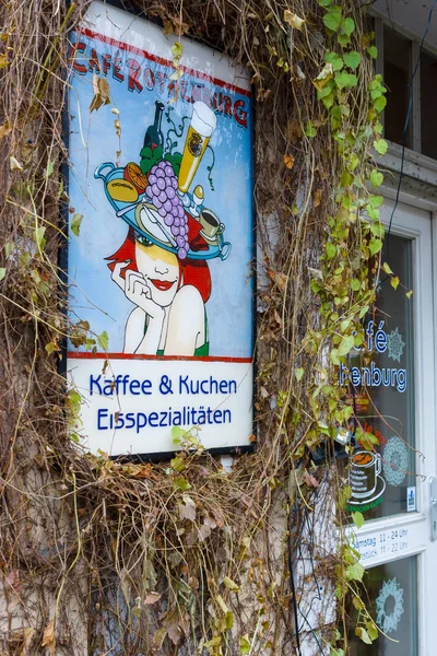 Den ursprungliga skylt "café rothenburg". Potsdam - Tysklands äldsta stad, är huvudstad i den tyska delstaten brandenburg. — Stockfoto