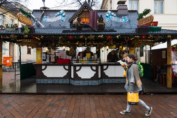 Traditionele kerstmarkt in de oude stad van potsdam. verkoop van glühwein en eierpunsch (ei punch). — Stockfoto