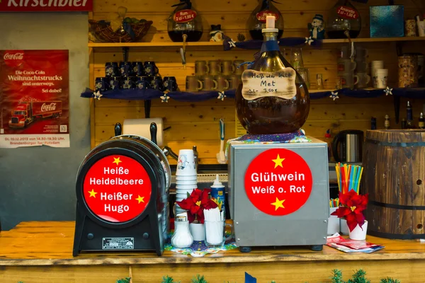 Παραδοσιακή Χριστουγεννιάτικη αγορά στην παλιά πόλη του Πότσνταμ. πώληση θερμαίνεται mulled οίνου και άλλων αλκοολούχων ποτών — Φωτογραφία Αρχείου
