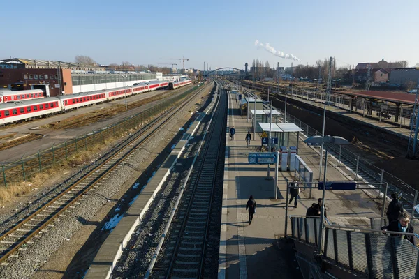 Construção de uma nova estação Warschauer Strasse - centro de transportes das linhas de transporte público S-Bahn e U-Bahn — Fotografia de Stock