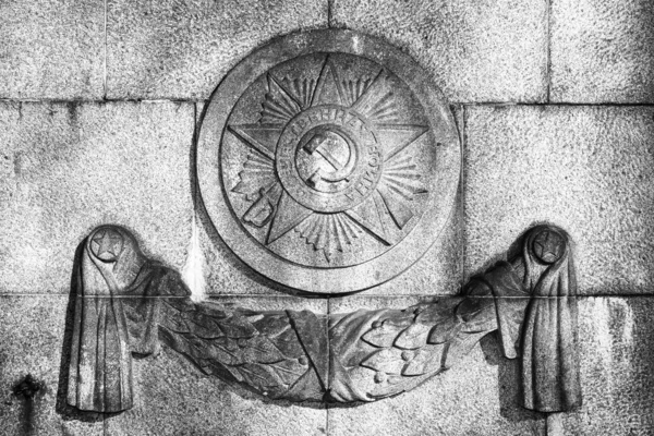 Dekorativa tecken en bekämpa award "order av det fosterländska kriget" i den sovjetiska memorial - treptow park. Berlin. svart och vitt. — Stockfoto