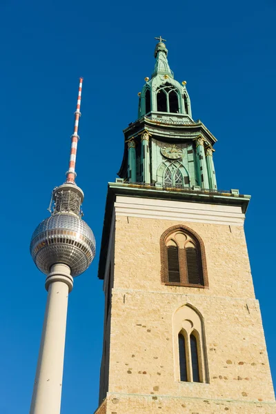 Mariakyrkan (marienkirche) och Berlins TV-torn mot den blå himlen. — Stockfoto