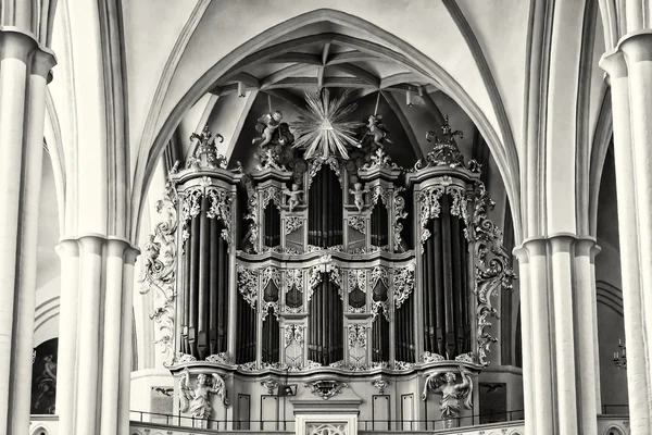 Den kyrkliga organ Mariakyrkan (marienkirche) vid alexanderplatz. svart och vitt. stiliserade filmen. stora korn. — Stockfoto