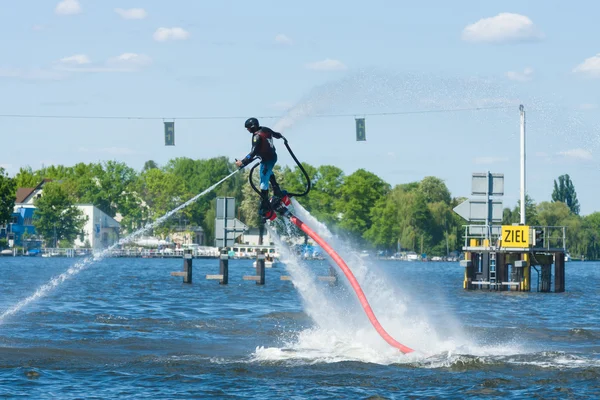 Prestazioni dimostrative al Flyboard. Secondo festival degli sport acquatici di Berlino a Gruenau . — Foto Stock