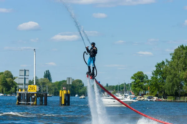 Demonstrationsaufführung am Flyboard. 2. Berliner Wassersportfestival in Grünau. — Stockfoto