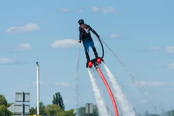 在 flyboard 的示范演出。第二届柏林水体育节在格鲁纳乌. — 图库照片