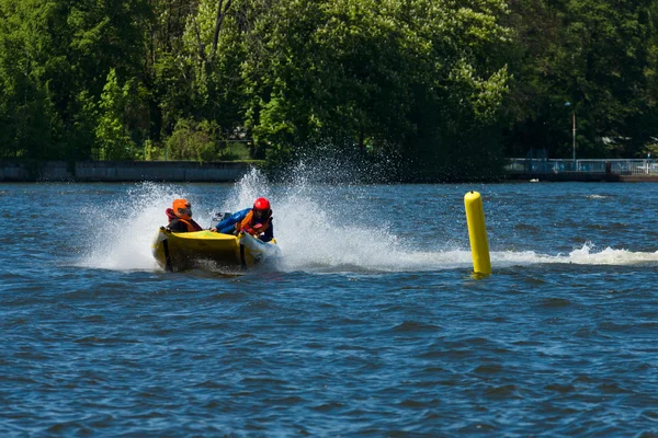 Demonstration rides on speedboats. 2nd Berlin water sports festival in Gruenau — Stock Photo, Image