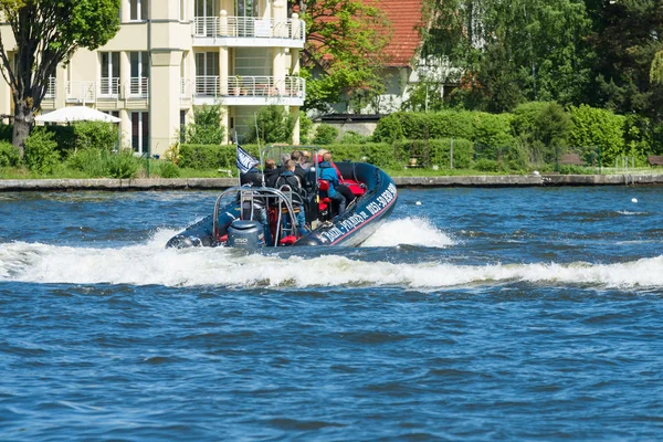 Trip to visitors on a powerful motorboat. 2nd Berlin water sports festival in Gruenau — Stock Photo, Image