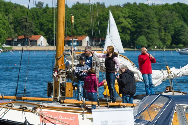 Visitors and guests of the festival visiting the sailing yacht. — Stock Photo, Image