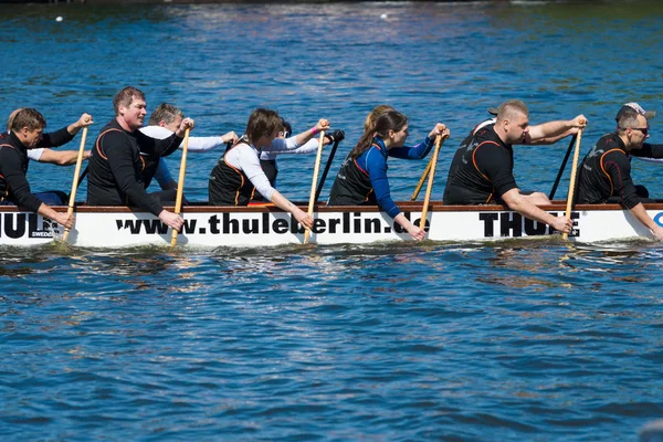 Rowers in a boat. 2nd Berlin water sports festival in Gruenau. — Stock Photo, Image