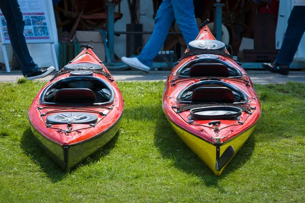 Sportovní čluny, kajaky a kánoe na marina. — Stock fotografie