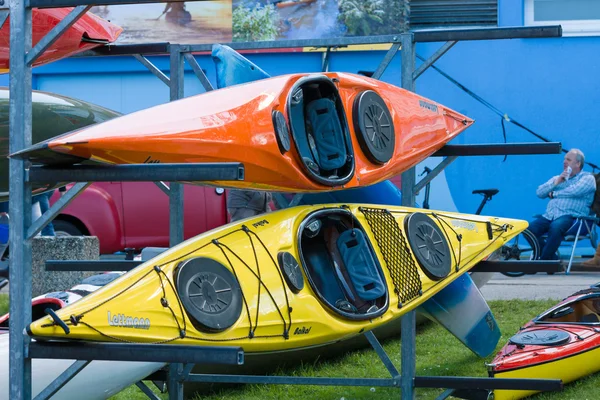 Sport boats, kayaks and canoes at the marina. — Stock Photo, Image