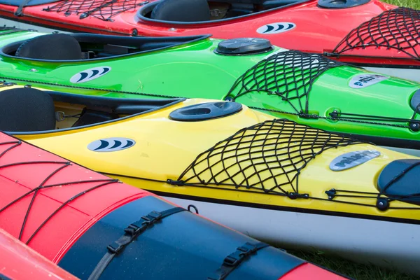 Sport boats, kayaks and canoes at the marina. — Stock Photo, Image