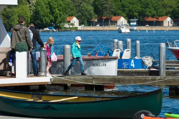 Sport boten, kajaks en kano's bij de jachthaven. — Stockfoto