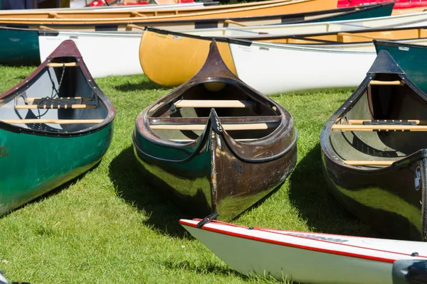 Sportovní čluny, kajaky a kánoe na marina. — Stock fotografie