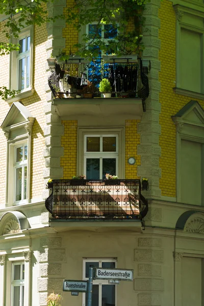 Detalle de la fachada de una casa en la prestigiosa zona de Berlín - Grunau. Distrito Treptow-Koepenick . —  Fotos de Stock