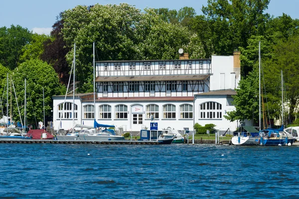 Yacht Club Wendenschloss sul fiume Dahme, affluente del fiume Sprea, distretto di Treptow-Kascar penick, Grunau — Foto Stock