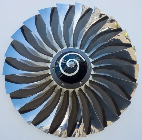 De bladen van een straalmotor turbofan close-up. — Stockfoto