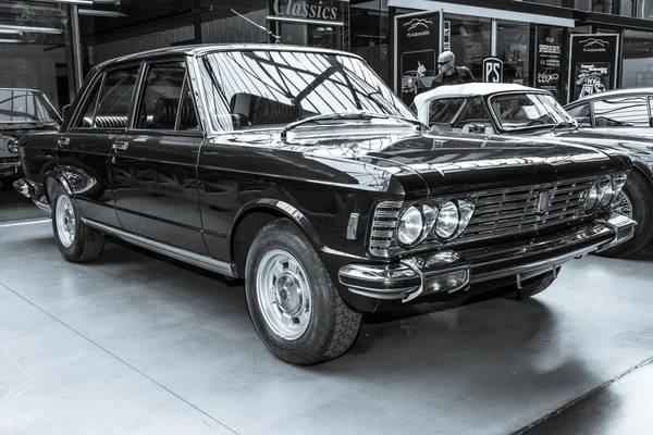 Carro executivo Fiat 130 . — Fotografia de Stock