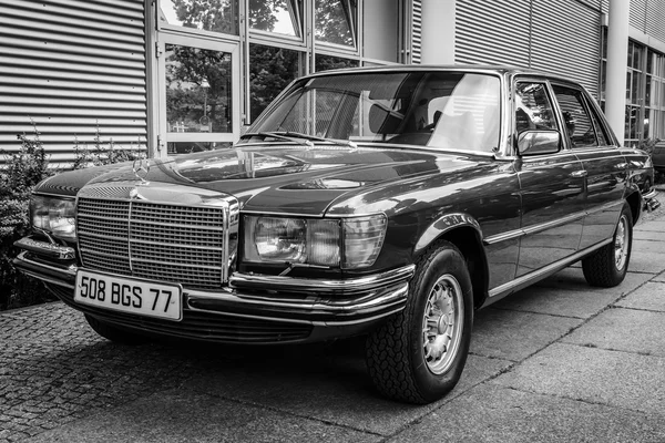 Luxusní vůz mercedes-benz — Stock fotografie