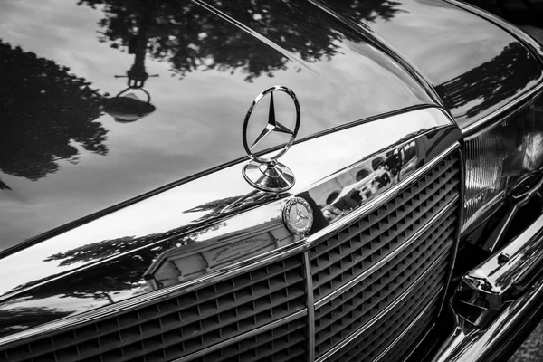 Coche de lujo Mercedes-Benz —  Fotos de Stock