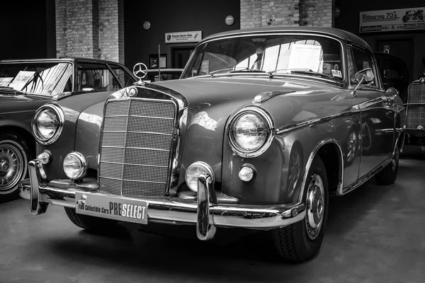 Lüks araba mercedes-benz — Stok fotoğraf