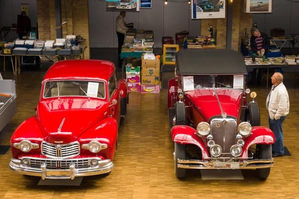 Procházení phaeton a lincoln continental — Stock fotografie