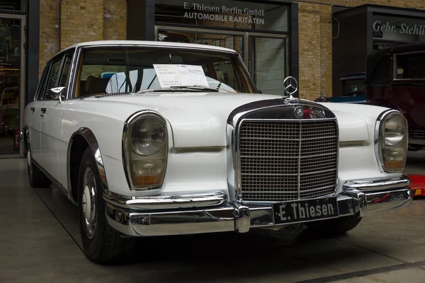 Limusina Mercedes-Benz 600 — Foto de Stock