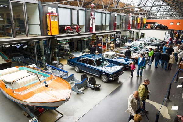 Vintage cars at the exhibition — Stock Photo, Image