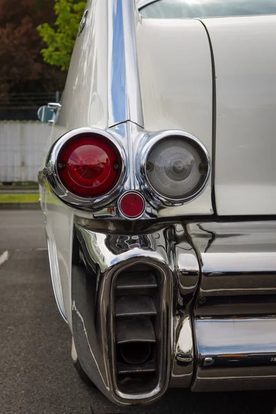 BERLÍN, ALEMANIA - 17 DE MAYO DE 2014: Las luces de freno traseras del viejo Cadillac Serie 62 (Quinta generación). 27º Día de Oldtimer Berlín - Brandenburgo — Foto de Stock