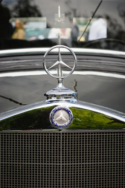 BERLÍN, ALEMANIA - 17 DE MAYO DE 2014: Adorno de capucha del automóvil de lujo Mercedes-Benz Typ 290 (W18), 1933. De cerca. 27º Día de Oldtimer Berlín - Brandenburgo —  Fotos de Stock