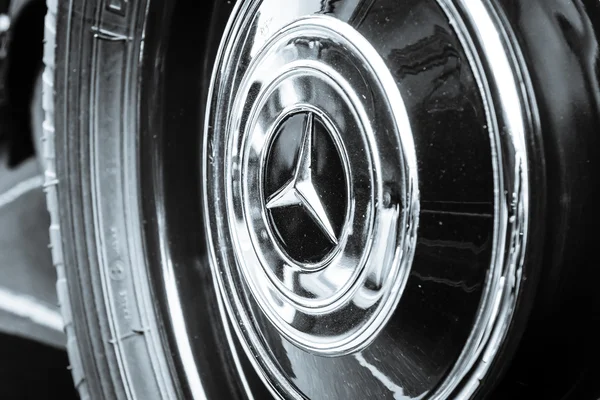 Berlin, deutschland - 17. mai 2014: rad (cap) des luxus-autos mercedes-benz typ 290 (w18), 1933. close up. Schwarz-Weiß. 27. Oldtimertag berlin - brandenburg — Stockfoto