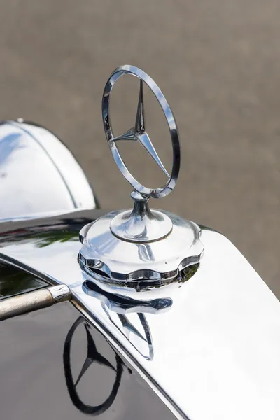 BERLÍN, ALEMANIA - 17 DE MAYO DE 2014: Adorno de capucha del automóvil de lujo Mercedes-Benz Typ 290 (W18), 1933. De cerca. 27º Día de Oldtimer Berlín - Brandenburgo — Foto de Stock