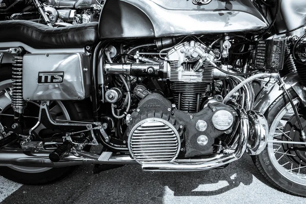 BERLÍN, ALEMANIA - 17 DE MAYO DE 2014: Motor de la moto Munch Mammoth 1200 TTS. Blanco y negro. 27º Día de Oldtimer Berlín - Brandenburgo — Foto de Stock