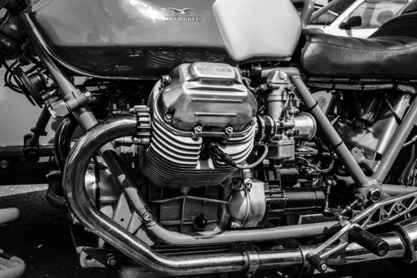 БЕРЛИН, ГЕРМАНИЯ - 17 мая 2014 года: Двигатель итальянского мотоцикла Moto Guzzi V7. Черное и белое. 27-й Олдтаймер день Берлин - Берлин — стоковое фото