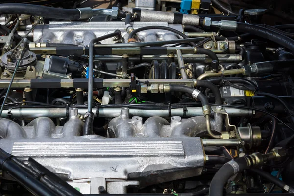 BERLÍN, ALEMANIA - 17 DE MAYO DE 2014: El compartimento del motor (motor) de un Jaguar XJS V12, 1989. 27º Día de Oldtimer Berlín - Brandenburgo —  Fotos de Stock